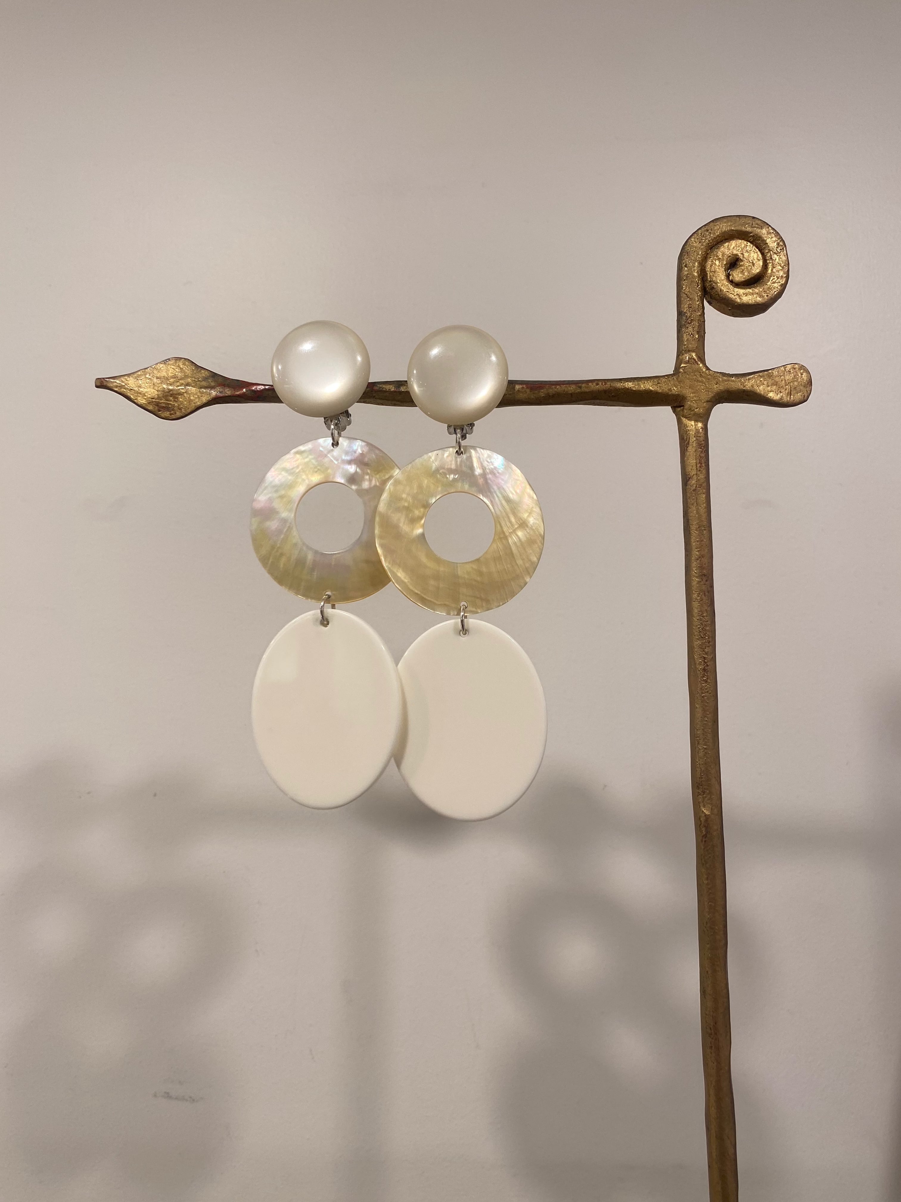 Francine Bramli - Boucles d’oreilles en résine ivoire et nacre ...